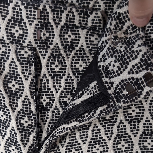 Merona | Black and White Textured Geometric Straight Leg Cropped Pants Size 6 - Picture 7 of 9